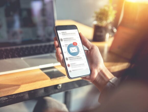 female,recieve,inbox,view,the,pending,e mail,communication,,new,messages